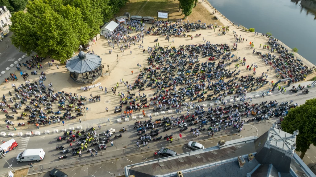 Vue aerienne du Square de Boston avec le village moto