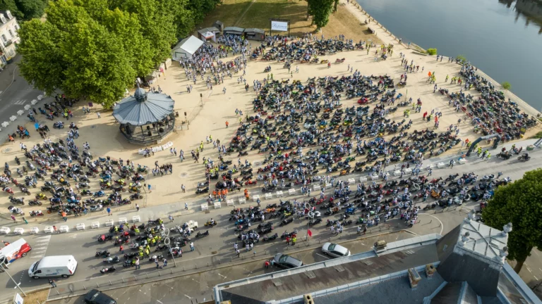 Vue aerienne du Square de Boston avec le village moto