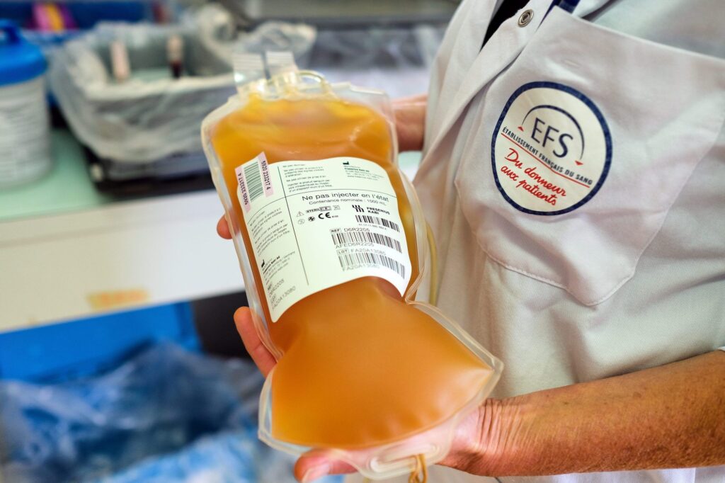 Poche de Plasma tenue entre les main d'un professionnel de santé